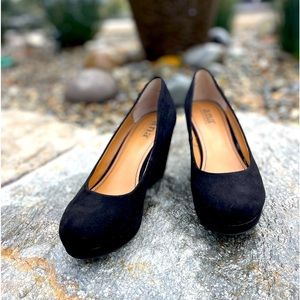 Slip on rounded toe wedges